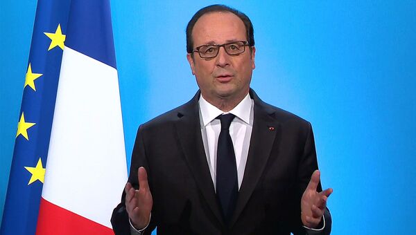 Президент Франции Франсуа Олланд выступает в прямом эфире французского телеканала BFMTV с заявлением, что не будет баллотироваться на второй срок на пост президента Франции. 1 декабря 2016