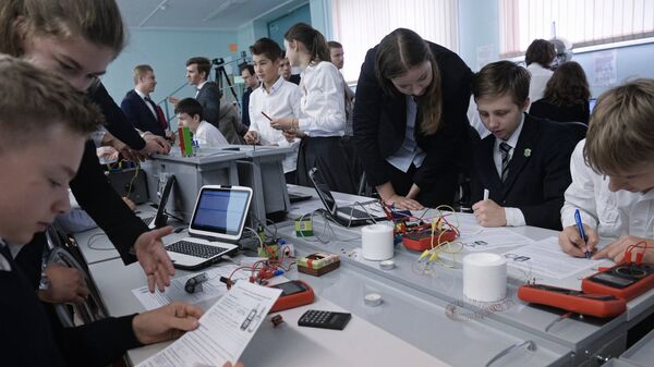 Ученики на занятии в инженерном классе московской школы №2030, открытом в рамках образовательного проекта Инженерный класс в московской школе