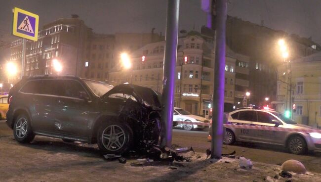 Последствия ДТП с участием иномарки в центре Москвы. 1 декабря 2016