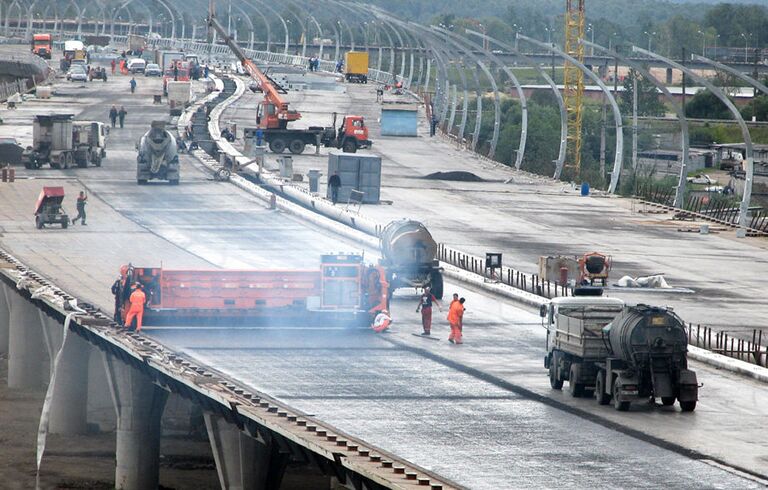 Устройство асфальтового покрытия на Западном скоростном диаметре в Санкт-Петербурге, август 2008