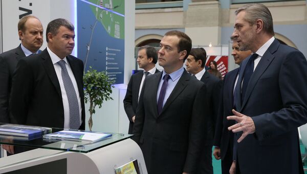 Председатель правительства РФ Дмитрий Медведев во время посещения X Международной выставки Транспорт России в Москве. 2 декабря 2016