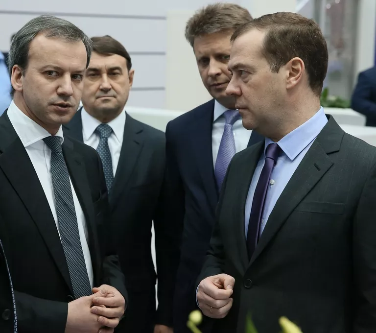 Председатель правительства РФ Дмитрий Медведев во время посещения X Международной выставки Транспорт России в Москве. 2 декабря 2016 Председатель правительства РФ Дмитрий Медведев во время посещения X Международной выставки Транспорт России в Москве. 2 декабря 2016