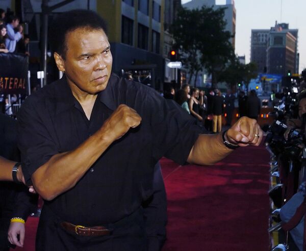 Боксер Мохаммед Али бросает удар для фотографов. Лос-Анджелес, 2 августа 2004
