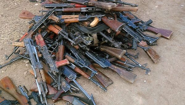 Оружие и боеприпасы, сданные боевиками правительственным сирийским войскам в Сирии. Архивное фото