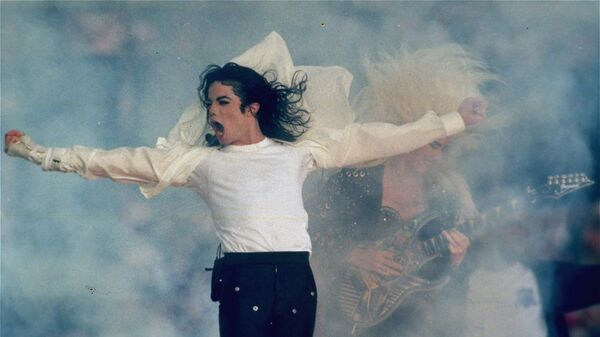 Выступление Майкла Джексона во время Суперкубка XXVII в Пасадене, США