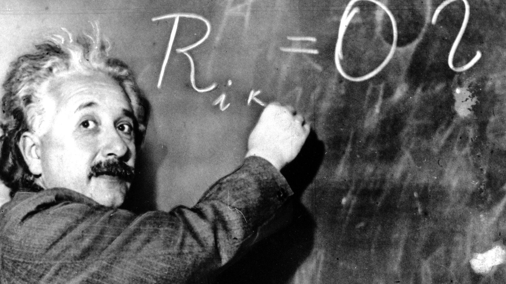 В США ушло с молотка рукописное письмо Эйнштейна с формулой E=mc2 - РИА  Новости, 22.05.2021