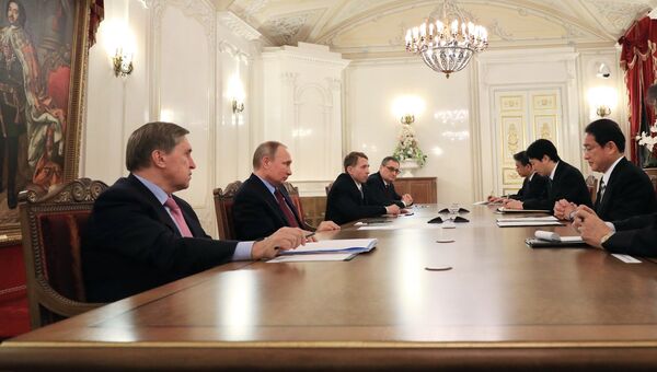 Президент РФ Владимир Путин и министр иностранных дел Японии Фумио Кисиду во время встречи в Санкт-Петербурге. 2 декабря 2016