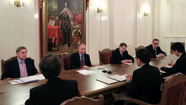 Президент РФ Владимир Путин и министр иностранных дел Японии Фумио Кисиду во время встречи в Санкт-Петербурге. 2 декабря 2016