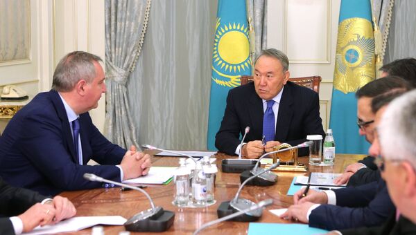 Заместитель председателя правительства России Дмитрий Рогозин и президент Казахстана Нурсултан Назарбаев во время встречи в Астане. 2 декабря 2016