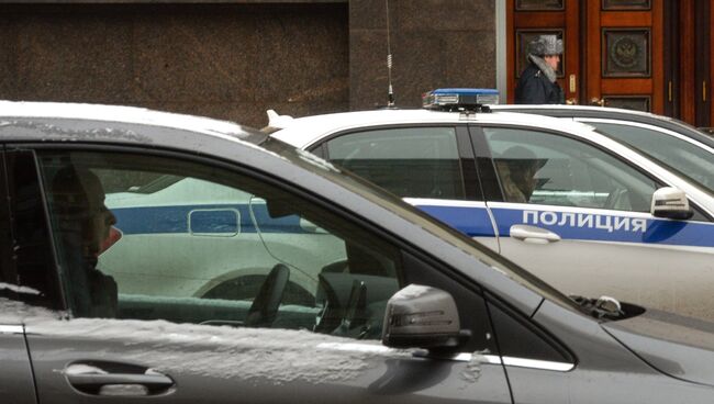 Полицейский автомобиль на одной из улиц Москвы. Архивное фото
