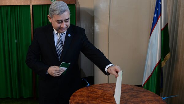 Лидер Народно-демократической партии Узбекистана Хотамжон Кетмонов голосует на избирательном участке во время выборов президента Узбекистана.