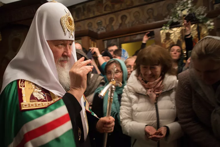 Патриарх Московский и всея Руси Кирилл во время утрени всенощного бдения в парижском храме Трех святителей, проходящей в рамках его визита во Францию Патриарх Московский и всея Руси Кирилл во время утрени всенощного бдения в парижском храме Трех святителей, проходящей в рамках его визита во Францию