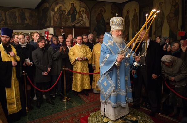Патриарх Московский и всея Руси Кирилл во время утрени всенощного бдения в парижском храме Трех святителей, проходящей в рамках его визита во Францию