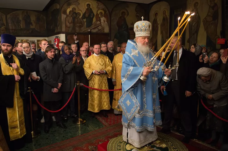 Патриарх Московский и всея Руси Кирилл во время утрени всенощного бдения в парижском храме Трех святителей, проходящей в рамках его визита во Францию Патриарх Московский и всея Руси Кирилл во время утрени всенощного бдения в парижском храме Трех святителей, проходящей в рамках его визита во Францию