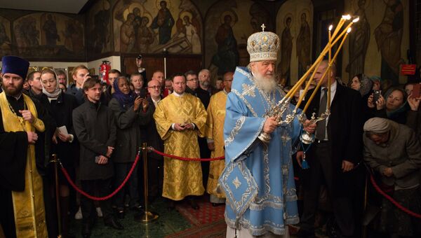 Патриарх Московский и всея Руси Кирилл во время утрени всенощного бдения в парижском храме Трех святителей, проходящей в рамках его визита во Францию