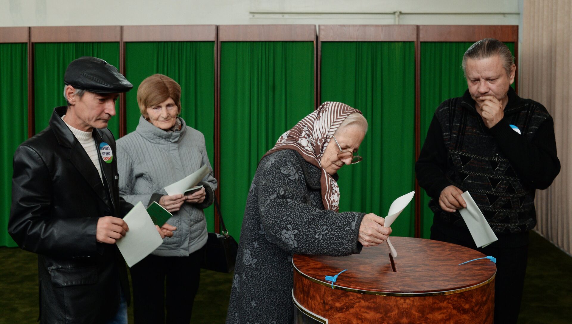 Женщина голосует на избирательном участке в Ташкенте во время выборов президента Узбекистана - РИА Новости, 1920, 04.12.2016