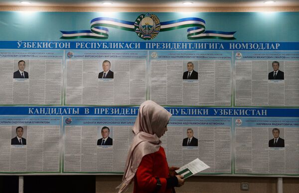 Женщина голосует на избирательном участке во время выборов президента Узбекистана