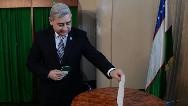 Кандидат на пост президента Убекистана от Народно-демократической партии Узбекистана (НДПУ) Хатамжон Кетмонов голосует на избирательном участке в Ташкенте