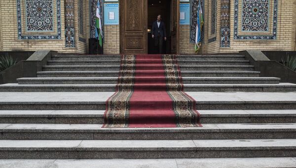 Вход в избирательный участок, на котором проводятся выборы президента Узбекистана