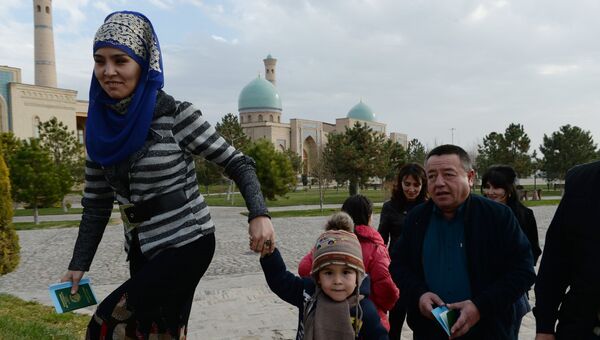 Жители у избирательного участка во время выборов президента Узбекистана