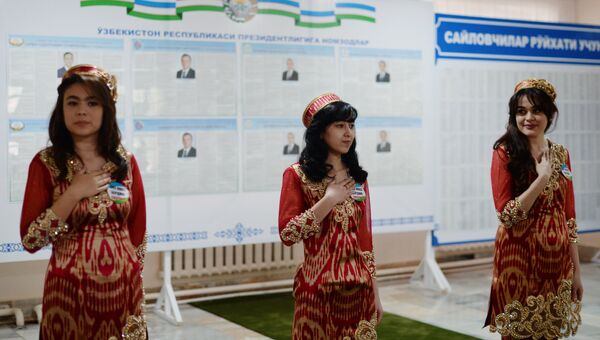На избирательном участке в Ташкенте во время выборов президента Узбекистана