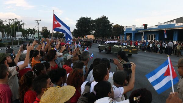 Траурный кортеж с прахом команданте Фиделя Кастро в городе Сантьяго-де-Куба