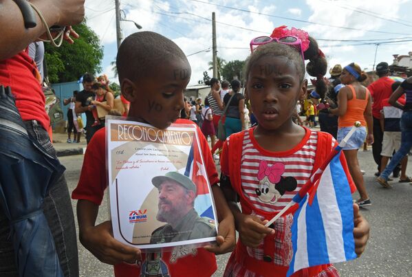 Дети в Сантьяго-де-Куба, куда траурный кортеж доставил урну с прахом команданте Фиделя Кастро