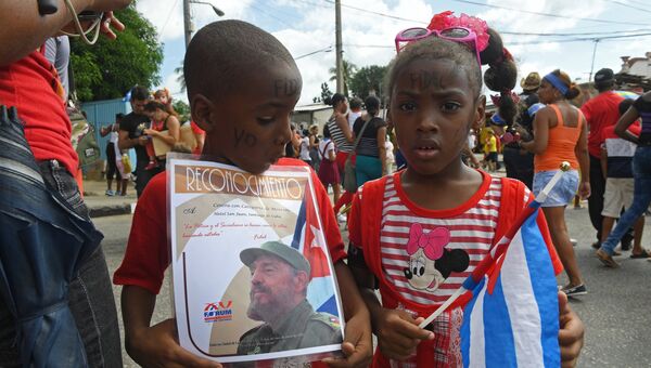 Дети в Сантьяго-де-Куба, куда траурный кортеж доставил урну с прахом команданте Фиделя Кастро