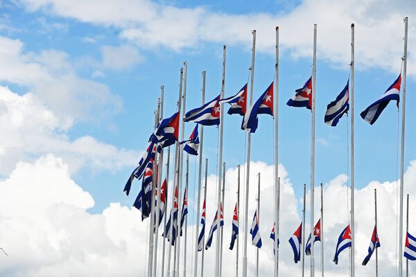Государственные флаги Республики Куба, приспущенные в знак траура по скончавшемуся 25 ноября 2016 года лидеру кубинской революции Фиделю Кастро, в городе Сантьяго-де-Куба