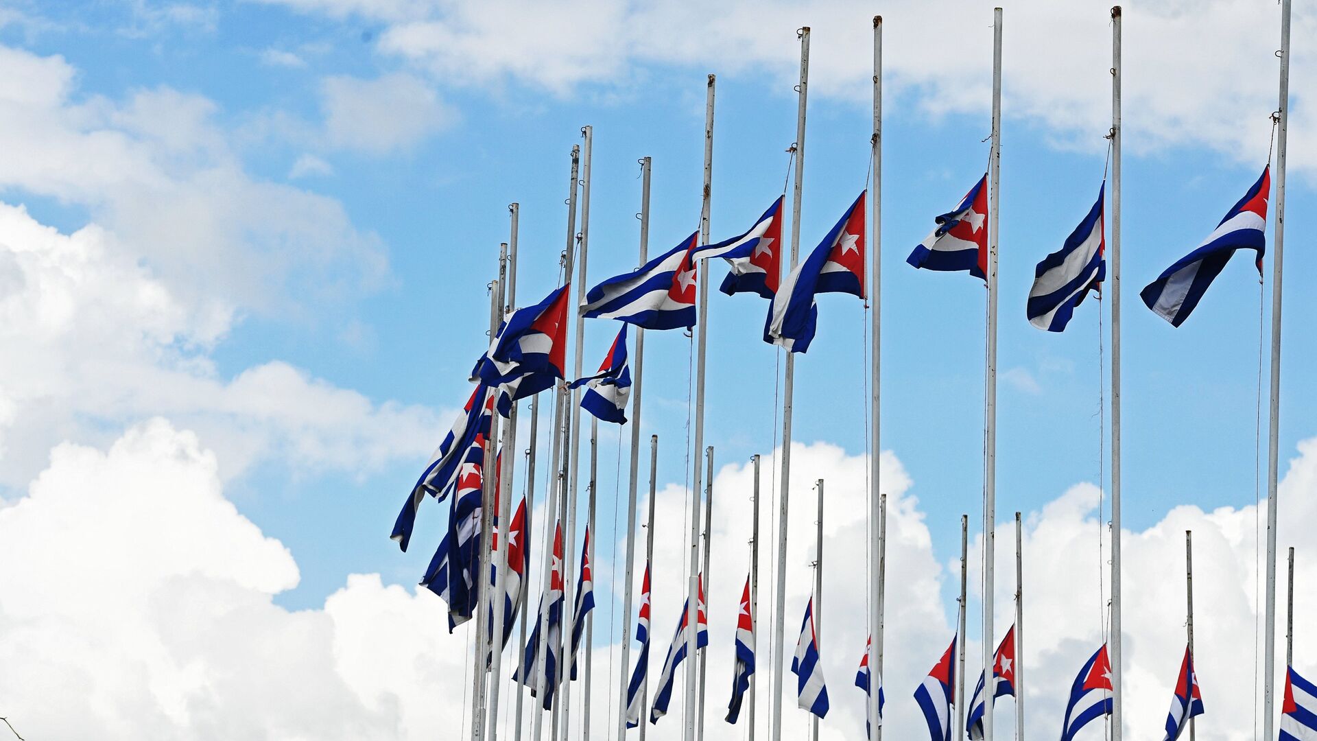 Государственные флаги Республики Куба, приспущенные в знак траура по скончавшемуся 25 ноября 2016 года лидеру кубинской революции Фиделю Кастро, в городе Сантьяго-де-Куба - РИА Новости, 1920, 12.01.2021