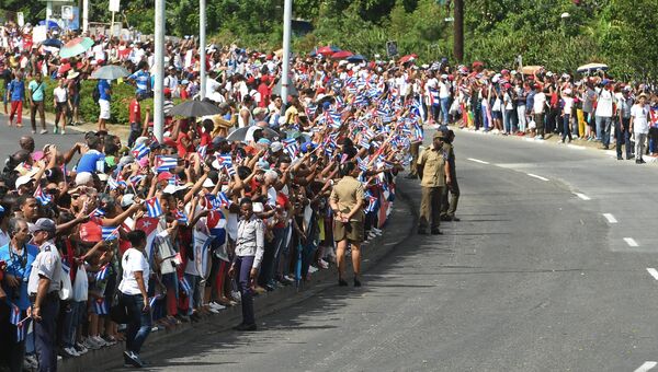 Кубинцы ожидают траурный кортеж с прахом команданте Фиделя Кастро в Сантьяго-де-Куба