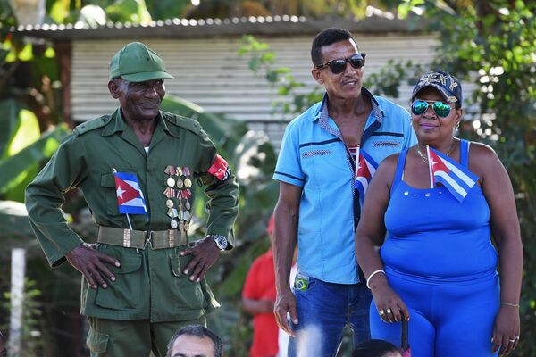 Жители ожидают прибытия траурного кортежа с прахом команданте Фиделя Кастро в Сантьяго-де-Куба