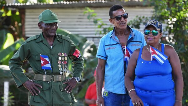 Жители ожидают прибытия траурного кортежа с прахом команданте Фиделя Кастро в Сантьяго-де-Куба