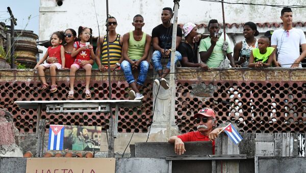 Кубинцы ожидают траурный кортеж с прахом команданте Фиделя Кастро в Сантьяго-де-Куба