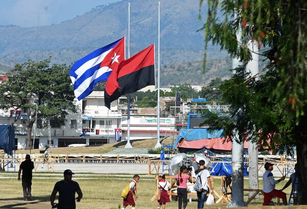 Государственный флаг Республики Куба и флаг Движения 26 июля, приспущенные в знак траура по скончавшемуся 25 ноября 2016 года лидеру кубинской революции Фиделю Кастро, в городе Сантьяго-де-Куба