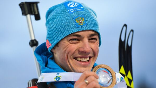 Антон Бабиков, завоевавший золотую медаль в гонке преследования среди мужчин на первом этапе Кубка мира по биатлону в Эстерсунде