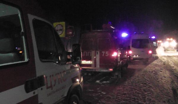 Сотрудники специальных служб на месте аварии на 926-м километре автодороги Тюмень — Ханты-Мансийск Сотрудники специальных служб на месте аварии на 926-м километре автодороги Тюмень — Ханты-Мансийск