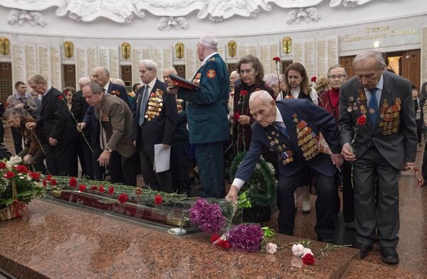 Ветераны боевых действий возлагают цветы в Зале Славы Центрального музея Великой Отечественной войны на Поклонной горе в Москве перед началом 11-го традиционного Бала Победителей, посвященного 75-й годовщине Битвы за Москву