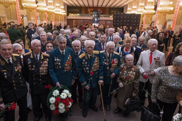 Ветераны боевых действий перед началом 11-го традиционного Бала Победителей, посвященного 75-й годовщине Битвы за Москву, в Центральном музее Великой Отечественной войны на Поклонной горе в Москве