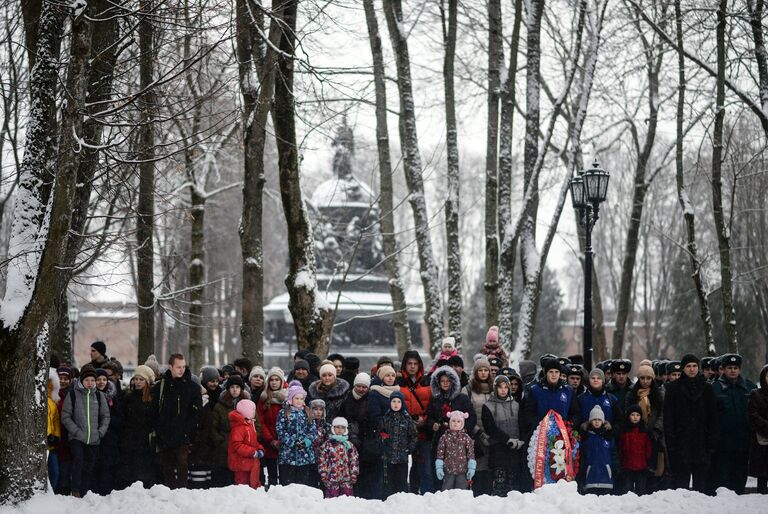 Местные жители у мемориального комплекса Вечный Огонь Славы в Великом Новгороде