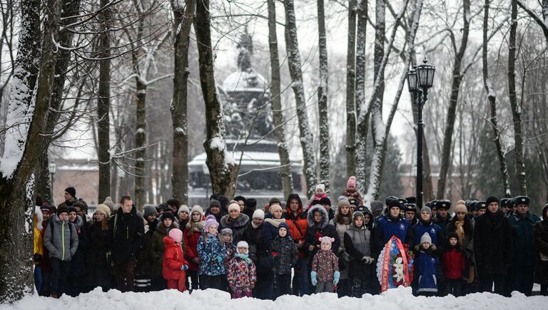 Местные жители у мемориального комплекса Вечный Огонь Славы в Великом Новгороде