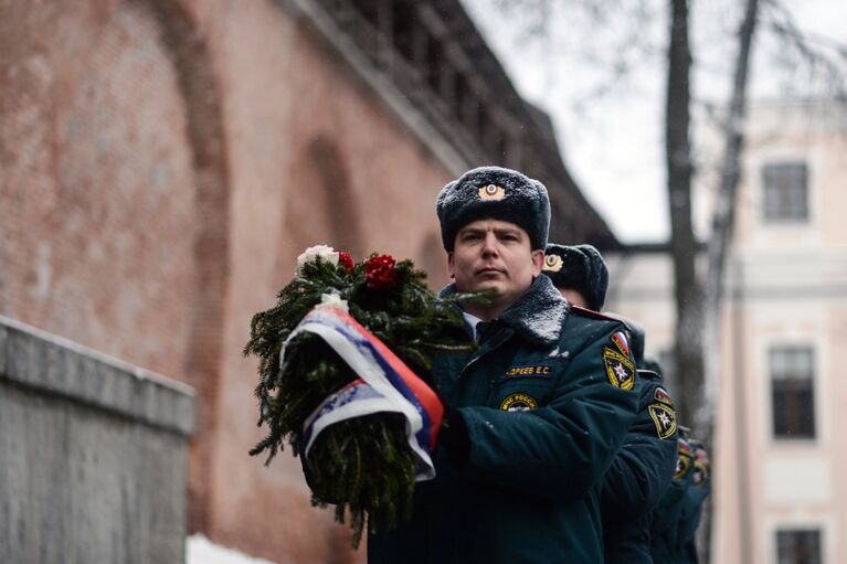 Сотрудники МЧС РФ возлагают венок к мемориальному комплексу Вечный Огонь Славы в Великом Новгороде