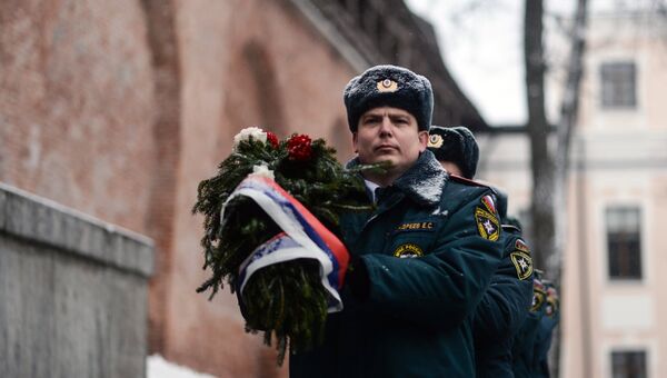 Сотрудники МЧС РФ возлагают венок к мемориальному комплексу Вечный Огонь Славы в Великом Новгороде