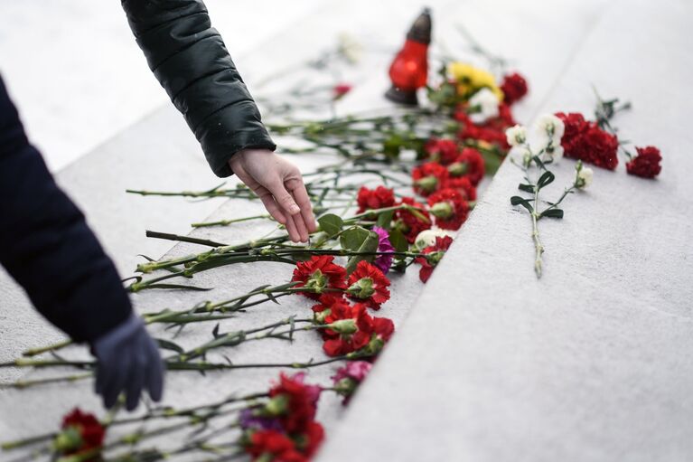 Возложение цветов к памятнику народному ополчению Отечественной войны 1812 года в Великом Новгороде