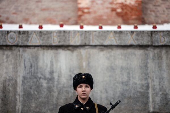Почетный караул у мемориального комплекса Вечный Огонь Славы в Великом Новгороде