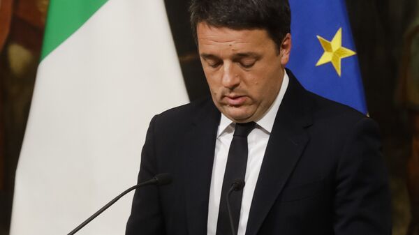 Премьер-министр Италии Маттео Ренци во вермя специально созванной пресс-конференции по итогам референдума в Италии. 5 декабря 2016