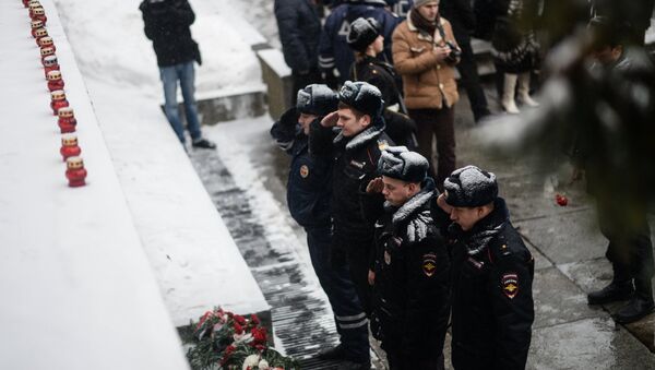 Сотрудники полиции России возлагают цветы к мемориальному комплексу Вечный Огонь Славы в Великом Новгороде