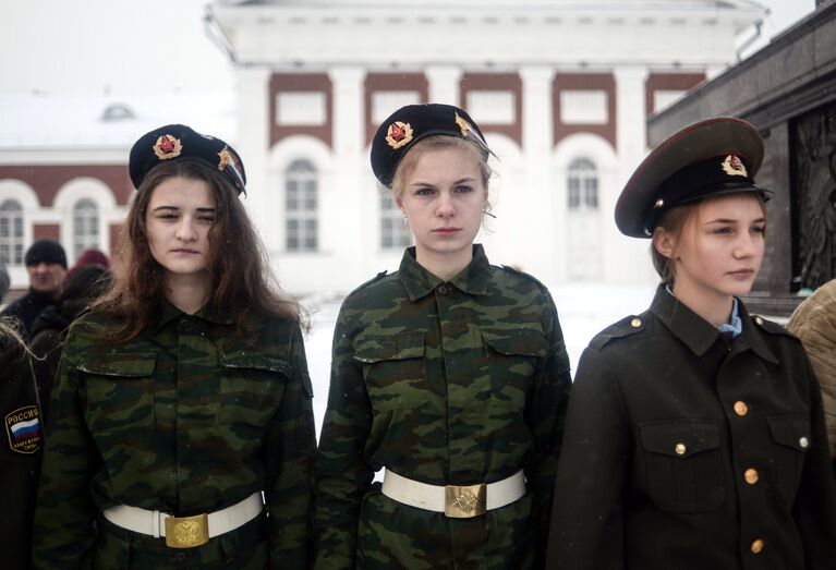 Девушки у памятника народному ополчению Отечественной войны 1812 года в Великом Новгороде