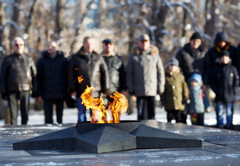 Вечный огонь у памятника Защитникам красного Царицына и Сталинграда