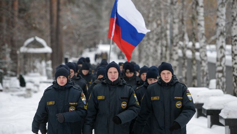 Курсанты Уральского пожарно-спасательного учебного центра на Широкореченском мемориале в Екатеринбурге